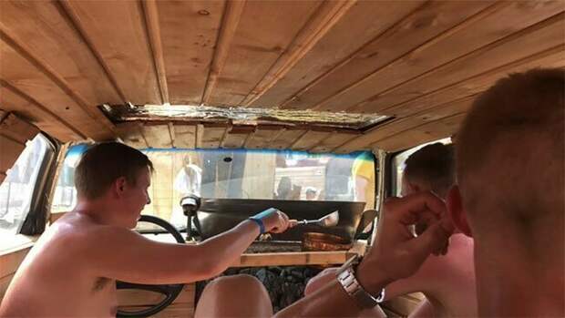 Дровяная сауна внутри Audi 100 1984 года выпуска audi, автомобиль, для друзей, ну вы даете, сауна, удивительное рядом, фантазеры, эстония