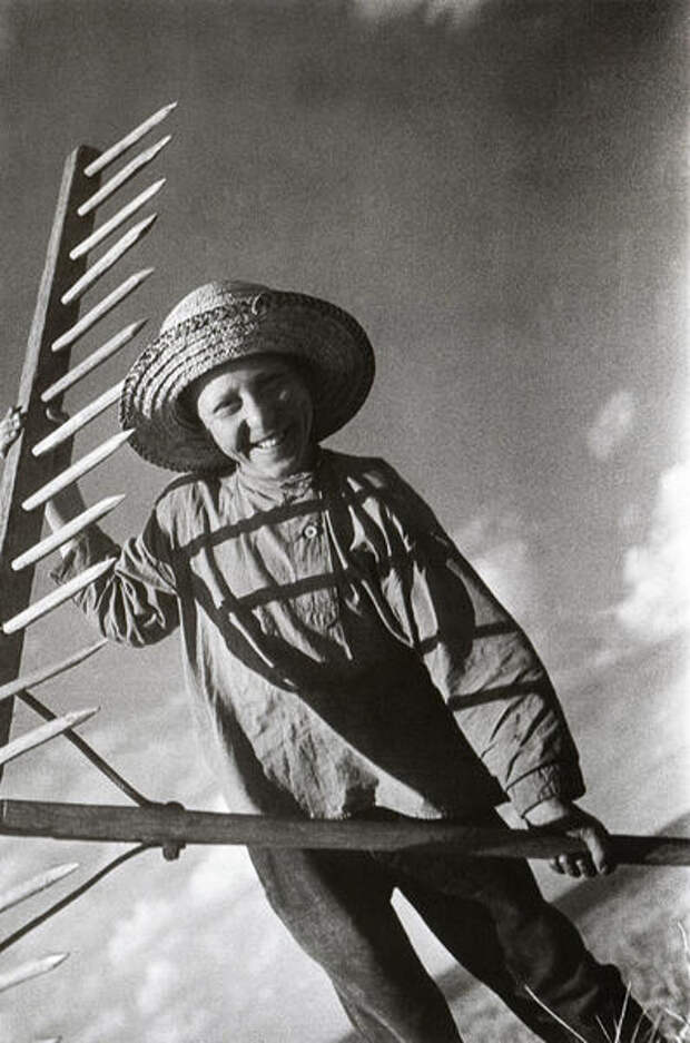 Школьник на поле - помощь колхозу. Начало 1930-х.jpg Школьник на поле - помощь колхозу. Начало 1930-х.jpg