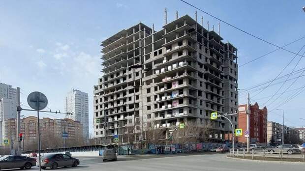 В Челябинске рухнул недострой: эпичные кадры падения здания