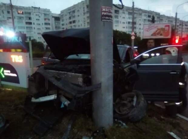 ДТП в Севастополе: водитель Audi влетел в столб (ФОТО)