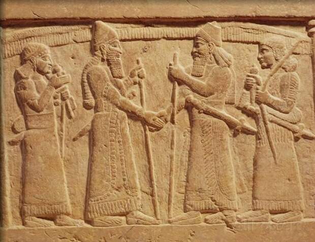 Самый древний барельеф на котором изображено рукопожатие ассирийского царя Салманассара III и правителя Вавилона Мардука-Закира-Шуми I