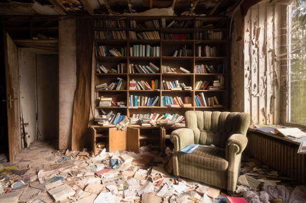 Книжный шкаф в немецком заброшенном доме. Автор: Roman Robroek.