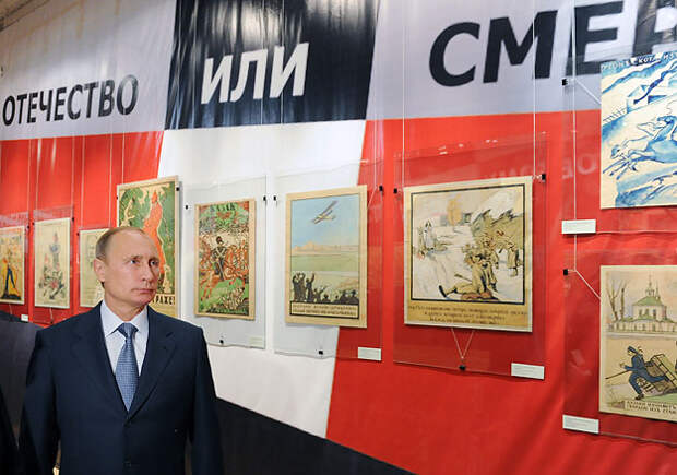 Владимир Путин во время осмотра экспозиции музея современной истории России