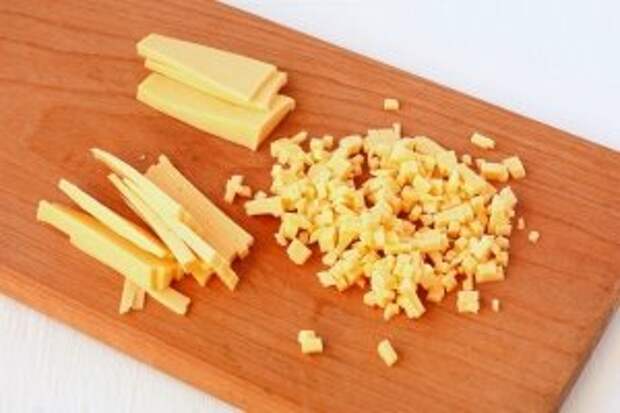 Сыр порезать мелкими кубиками.