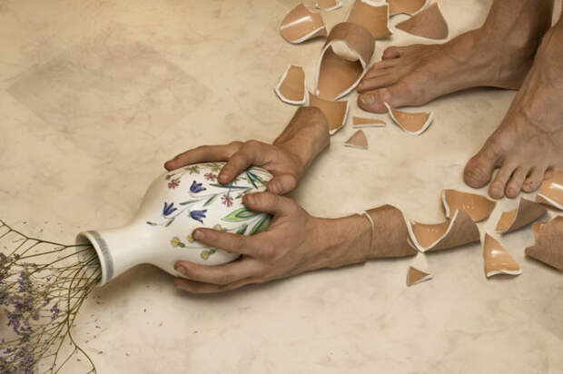 Руки, которые рабили вазу. Автор: Erik Johansson.
