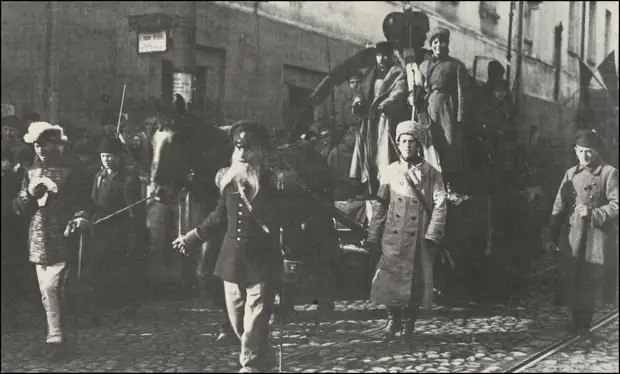 Инсценировка "Похороны самодержавия" в колонне демонстрантов. 7 ноября 1918 года