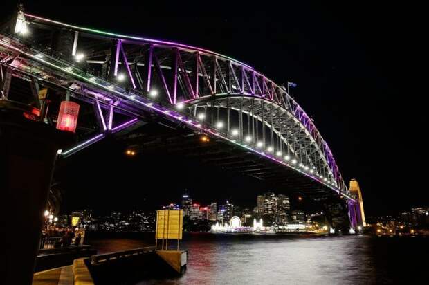 Здание Сиднейской оперы во время фестиваля света Vivid Sydney 2016