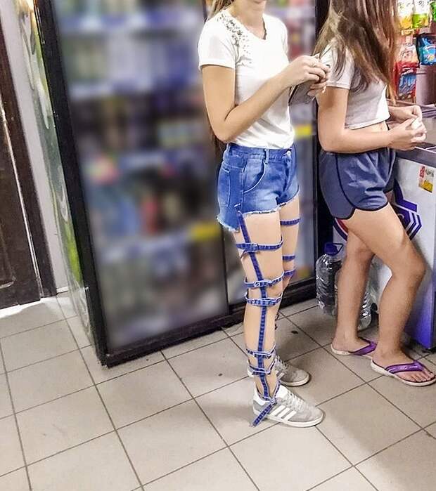 странные люди рваные джинсы