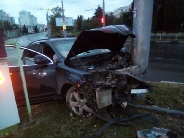 ДТП в Севастополе: водитель Audi влетел в столб (ФОТО)