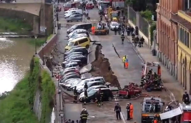Видео: десятки машин ушли под землю во Флоренции