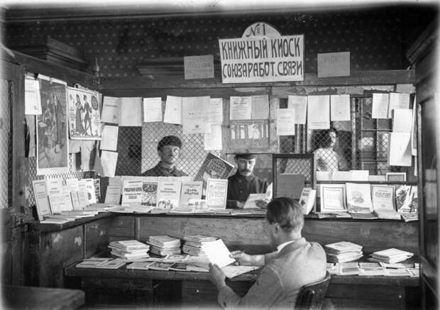 Выставка печатной продукции, которую предлагали галичанам в 1923 году большевики, галич, история, пионеры, ссср, фото
