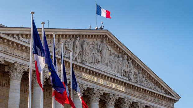 Парламент Франции отклонил две инициативы левых и правых сил о вотуме недоверия правительству