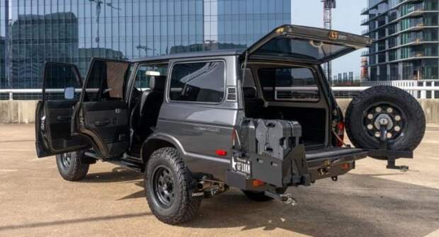 Модифицированный Toyota Land Cruiser 1988 с сиденьями от BMW 5-й серии