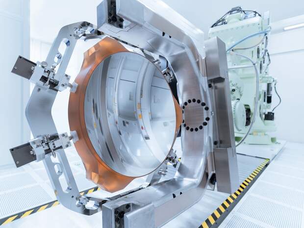 Многослойные зеркала для EUV литографов производства немецкой Carl Zeiss. Изображение: ZEISS