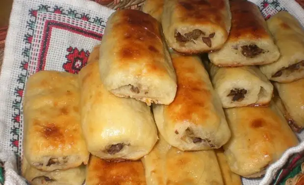 Сначал варю картофель, потом замешиваю тесто и жарю РУЛЕТИКИ с ГРИБАМИ. Делюсь рецептом