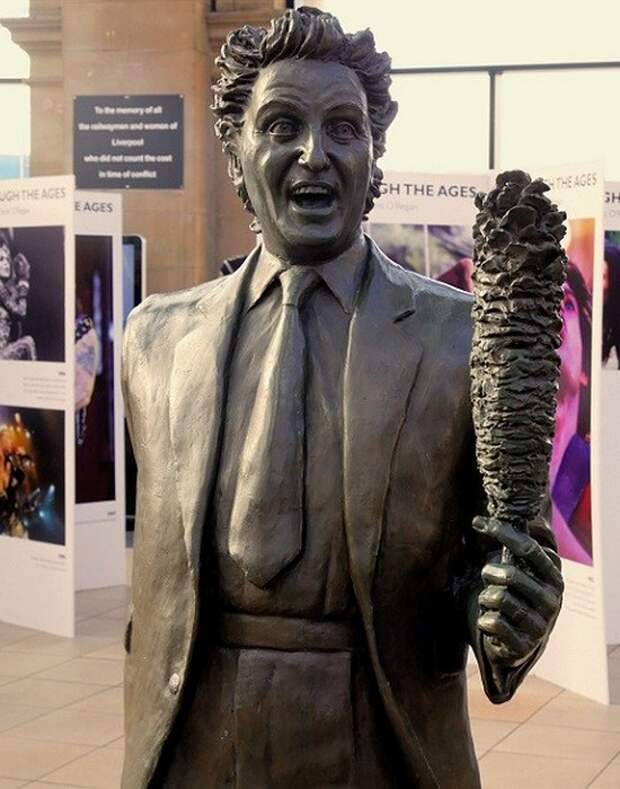 Статуя Кен Додд.