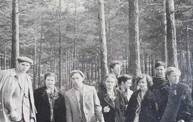 Студенты Уральского политеха на пикнике на острове Шарташ. Борис Ельцин второй справа, Наина - третья справа
