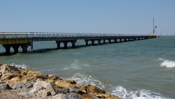 Установка временного моста для технических нужд перед началом строительства Керченского моста. Архивное фото