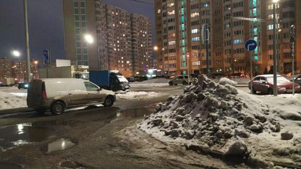 Причиной потопа на Рождественской стал забившийся водосток