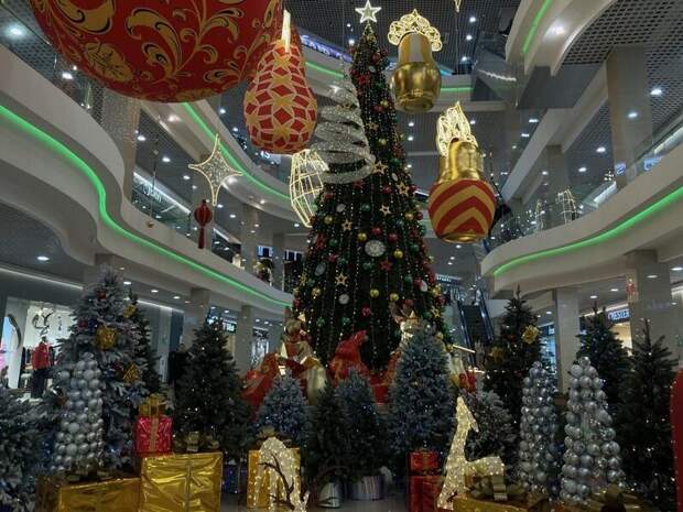 Жители ДФО готовятся к Новому году: продажи праздничных украшений выросли в два раза