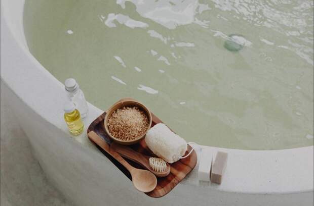 Ванна с аромамаслами помогает расслабиться. / Фото: heroine.ru