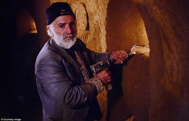 Левон Аракелян, строитель по профессии, потратил 23 года на создание этого невероятного подземного дворца. Он работал над своим проектом даже в день своей смерти в 2008 году. Ему было 67 лет армения, интересно, мастер, музей, подвал, подземный, подземный дом, туристу на заметку