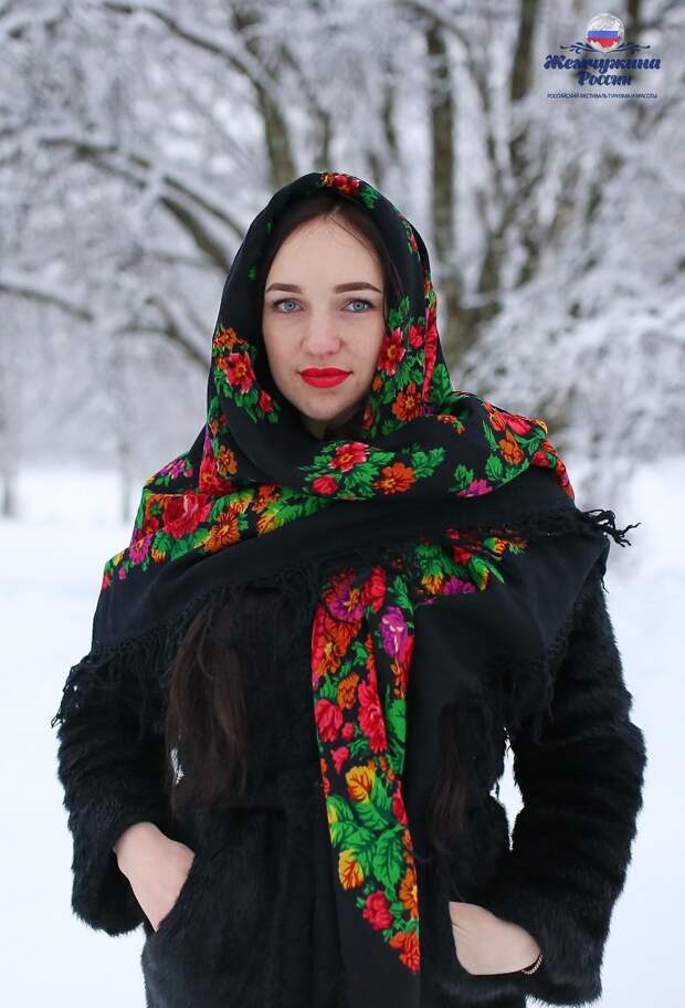 Сессия в русском платке зимой
