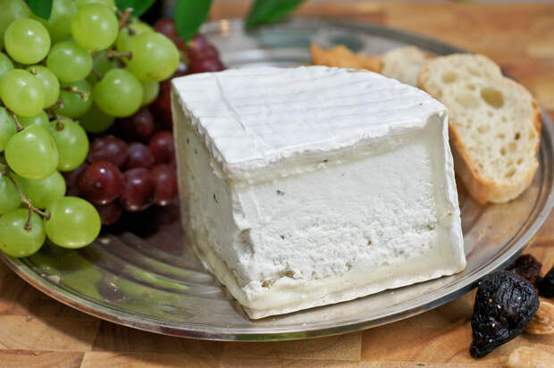 Делис-де-Бургонь, или «бургундский деликатес» — французский мягкий сыр с белой корочкой. Изготавливают из молока, обогащённого сливками. Должен быть покрыт зрелой пенициллиновой плесенью. Вкус — сливочный, нежный, хорошо сочетается с шампанским. (Artizone)