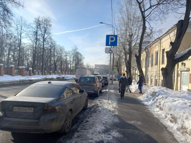Парковка для инвалидов около госпиталя им. Бурденко в Лефортове / Фото: Роман Некрасов
