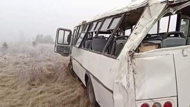 Восемь человек пострадали при съезде автобуса в кювет в Красноярском крае