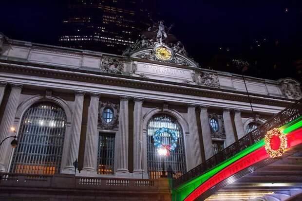 Центральный вокзал Нью-Йорка, украшенный праздничными венками Нью -Йорк, красиво, красивый вид, новогоднее настроение, новый год, рождество, сша, фото