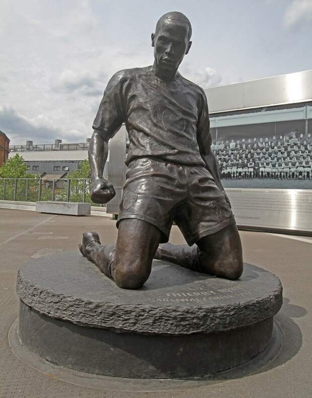 Статуя Тьерри Анри.