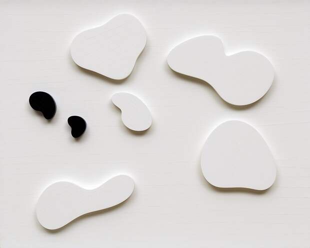 Jean Arp, Constellation with Five White Forms and Two Black, Variation III, 1932. Oil on wood, 23 5/8 x 29 5/8 inches (60 x 75.5 cm)