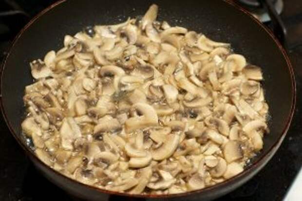 Разогреть в сковороде 1-2 ст. л. растительного масла и обжарить грибы 10-15 минут. 