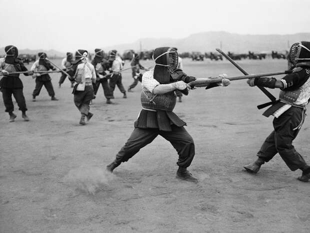 Учения солдат в Японии 22 мая 1957 года в самурайском стиле