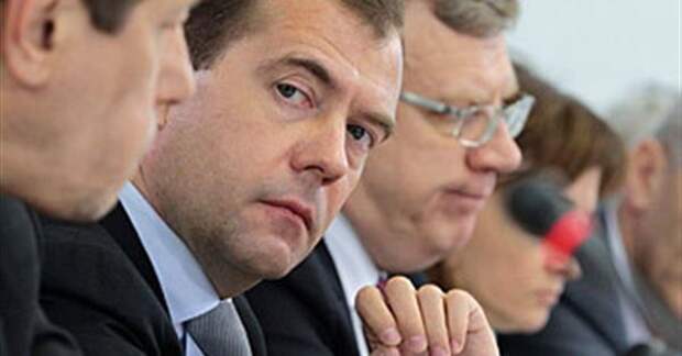 Зачем Медведев прицепился к возрасту пенсий