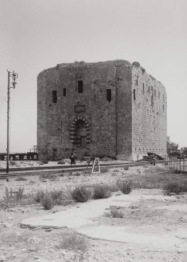 Львиная башня получила свое название из-за львов, вырезанных на барельефе, который когда-то располагался над входом в башню.