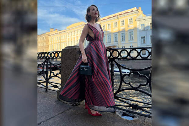 Журналистка Ксения Собчак вышла на публику в платье в цветах любимого банка