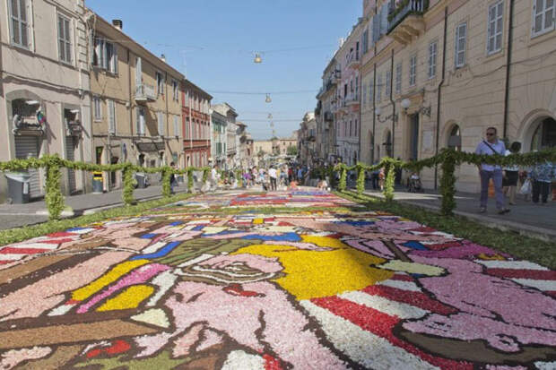 Цветочные ковры: многометровые полотна из тысяч лепестков