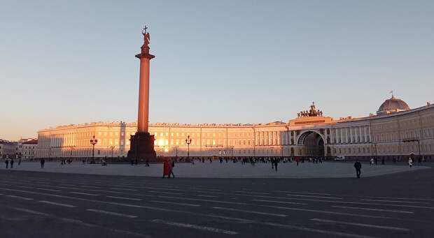 В Петербурге решили защитить Дворцовую площадь столбами за 230 миллионов