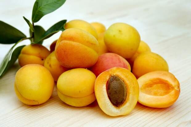Перед заморозкой абрикосы лучше превратить в пюре.