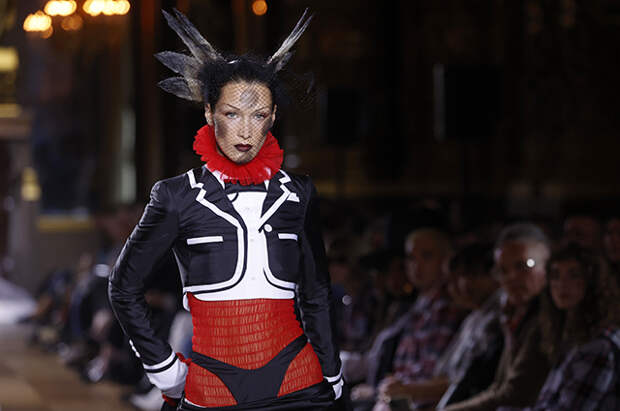 Прозрачный комбинезон и ирокез: новые образы Беллы Хадид на Неделе моды в Париже