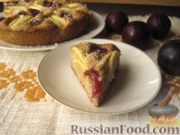Фото к рецепту: Ореховый пирог с яблоками и сливами