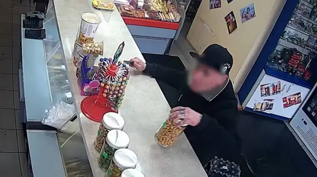 Деньги и банку арахиса похитили вооруженные мужчины из магазина в Красноярске