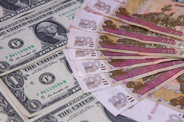 Курс доллара упал ниже 92 рублей