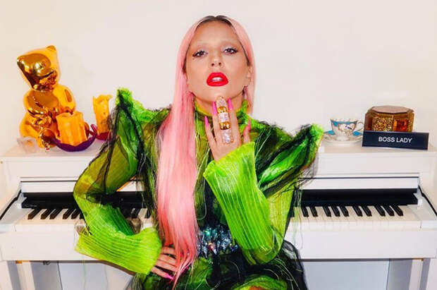 Модный дайджест: от сумки в поддержку ЛГБТ до стрингов от Леди Гаги