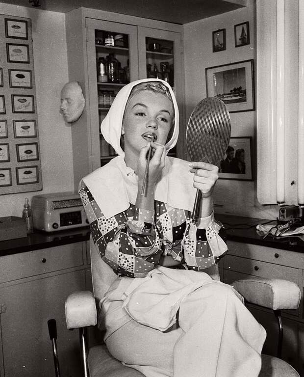 14. Мэрилин Монро в Columbia Studios для "Хористок" в 1948 году гримерки, звезды, знаменитости, рок группы, современный шоубиз, фото