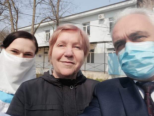 Женщина уже может позволить себе находится без маски в обществе. Фото: Александр Овдиенко/facebook