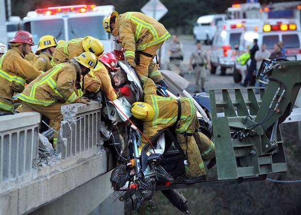 1. Пожарные вытаскивают женщину из искореженного автомобиля на мосту  сила, фотография