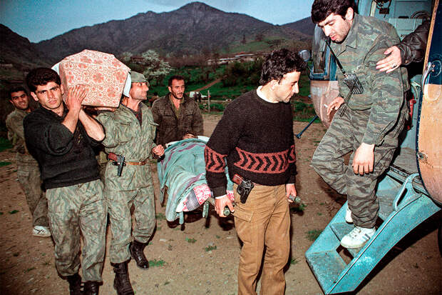 Армянские солдаты грузят на борт вертолета тела убитых и раненых товарищей недалеко от села Хин Тагер (азербайджанское название — Кёгна Таглар) Гадрутского района, апрель 1993 года